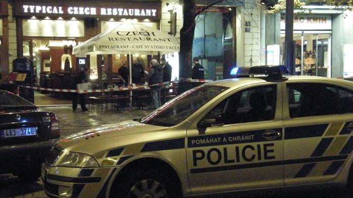 Muž se v Praze bodl do břicha před večeřícími turisty