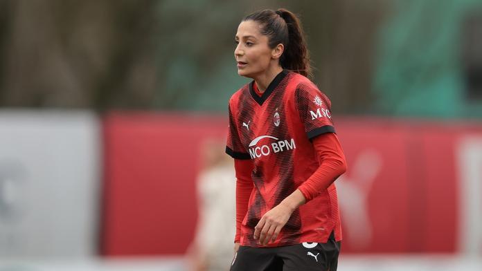 Fotbalistka AC Milán udivila fanoušky. Sama si zašila krvácející ránu na noze
