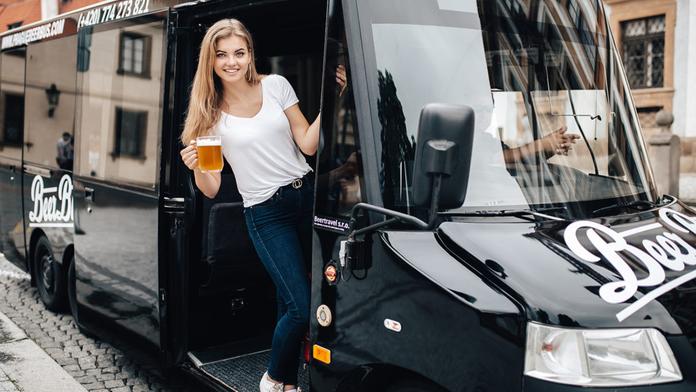 Praha prohrává boj s opilci! Pivní kola nahradily autobusy, přidá se i striptýz