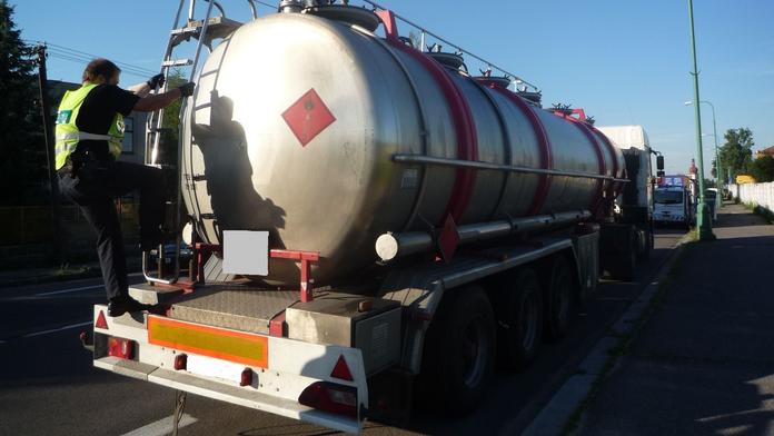 Kšeftovali s naftou za desítky milionů, hrozí jim deset let v base