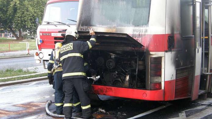 Zápalil autobus MHD v Praze. Policie dopadla mladíka