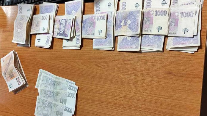 Bankomat chrlil na muže z Rychnovska desítky tisíc, vše poctivě vrátil