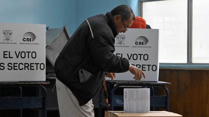 V Ekvádoru se koná referendum. Lidé hlasují o opatřeních proti kriminalitě