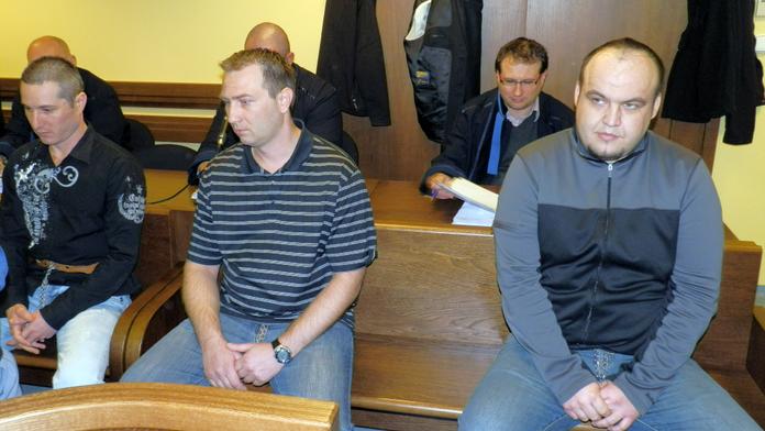 Trojice lupičů přepadala banky a pošty, celkem dostali 16,5 roku