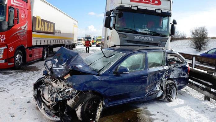 Česko bojuje se sněhem, na Pražském okruhu bouralo 30 aut