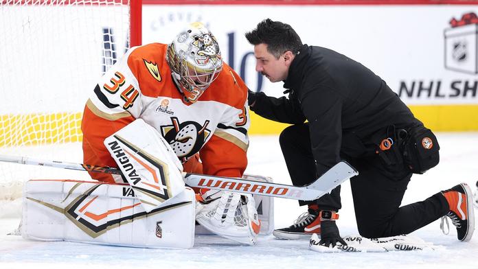 Zápas blbec pro Mrázka. Dostal tři góly, pak se zranil a Anaheim prohrál