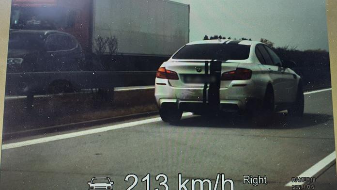 Řidič si dálnici u Olomouce spletl se závodní dráhou, zachytil ho radar