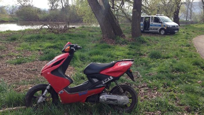 ZBĚSILÁ HONIČKA po cyklostezce u Prahy! Řidič skútru srazil cyklistu!