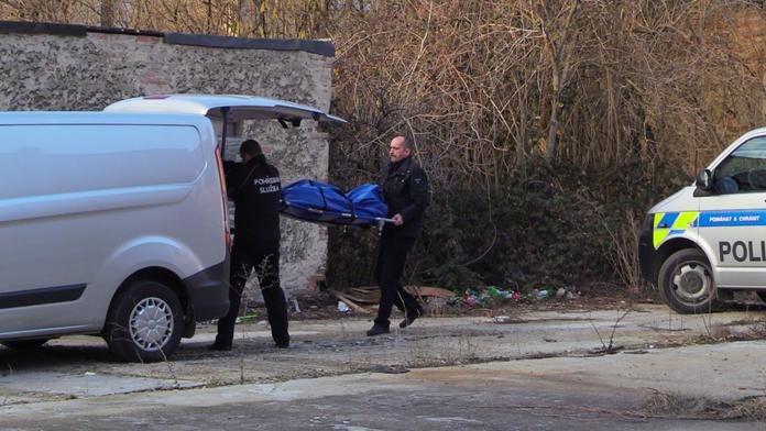 V potoce našli mrtvého mladíka! Přítelkyně po něm pátrala