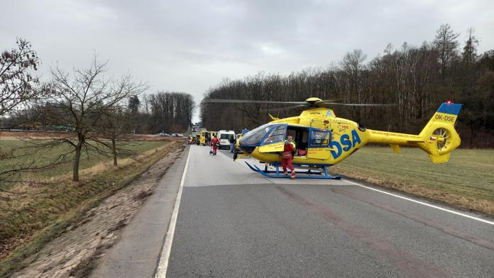 Čelní střet auta s dodávkou na Rychnovsku. Na místo letěl vrtulník
