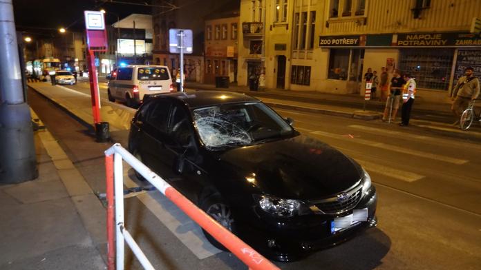 Mladík v subaru srazil ženu na přechodu a ujel. Pak se vrátil a dostal pouta