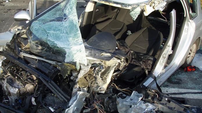 Děsivé FOTO: Zaklíněného řidiče Peugeotu museli vystříhat hasiči!