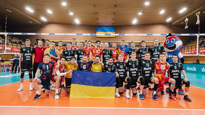 Jihostroj zahrál ukrajinskou hymnu bývalému hráči. Navíc vybral 50 tisíc