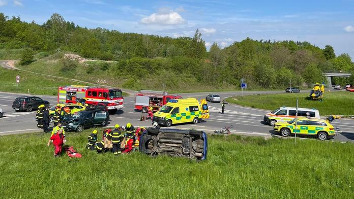 Nehoda na Náchodsku: Při srážce dvou aut se zranilo pět lidí