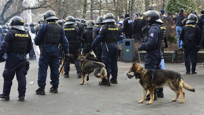 Policisté šli pro rváče, co zbili číšníka. Jenže se šeredně spletli!