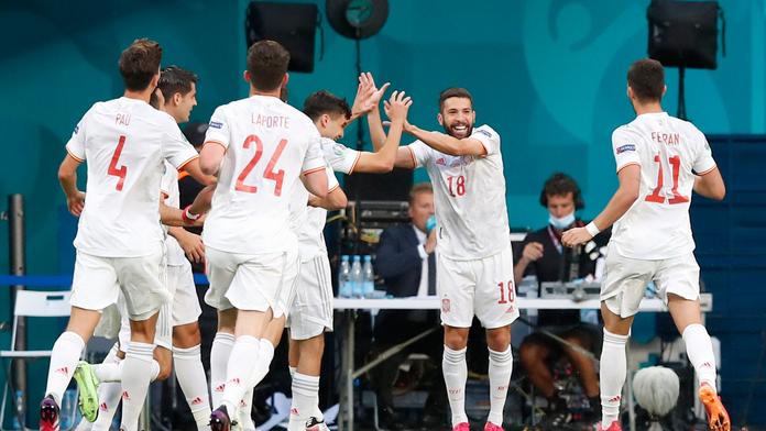 Prvním semifinalistou jsou Španělé. Švýcary zdolali až na penalty