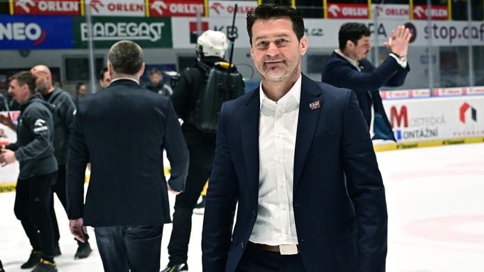Fanoušci Pardubic nesouhlasí s trestem pro trenéra. Skládají se mu na pokutu