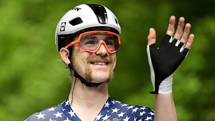 Romantika v Paříži. Cyklista po dojezdu slavné Tour požádal přítelkyni o ruku