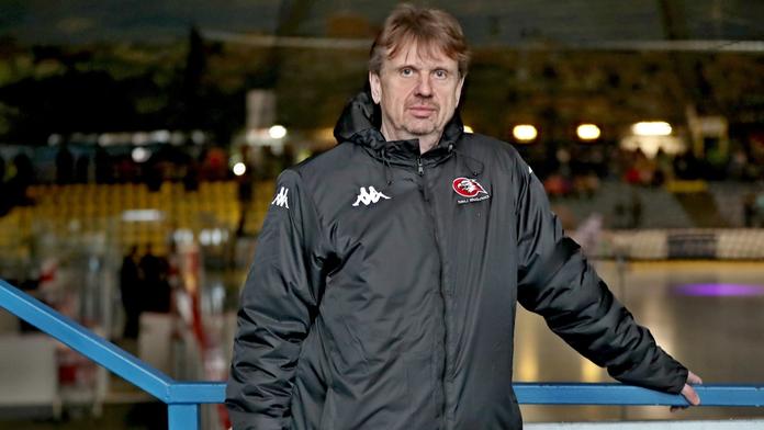 Majitel Znojma vulgárně urážel rozhodčí. Pak jim donesl slepecké hole