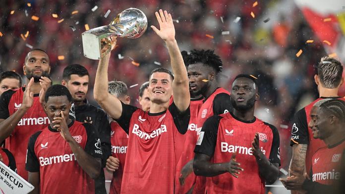 Patrik Schick s trofejí z německého Superpoháru