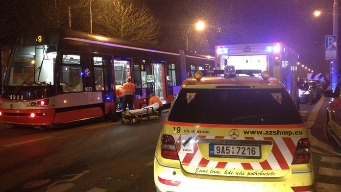 Mladík zkolaboval v tramvaji. Život mu zachránili cestující pomocí asistované resuscitace