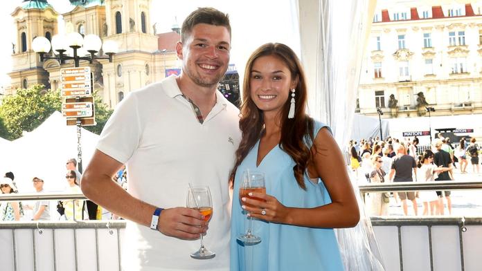 Tomáš Hertl má velký důvod k oslavě. S manželkou oznámili narození syna