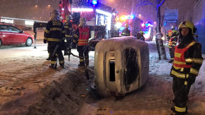 V Praze srazilo auto dvě ženy. Skončilo o kus dál v příkopě