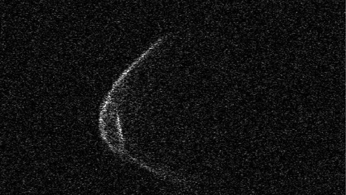 K Zemi se blíží v čase pandemie obří asteroid. Vypadá, jako by měl roušku!