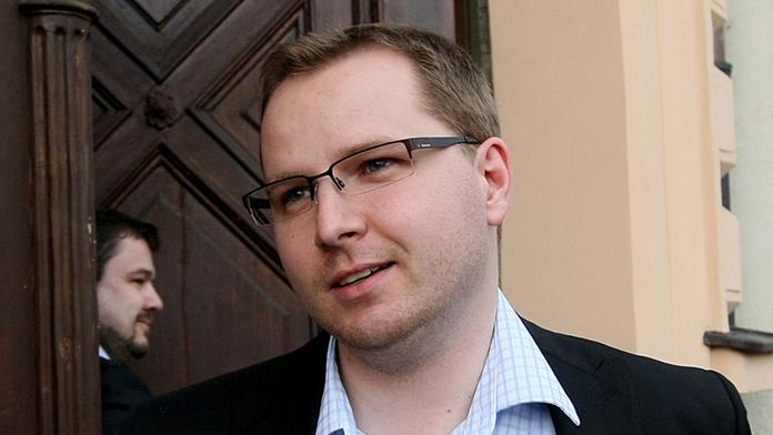 Poslanec Radim Vysloužil (VV) pomohl odrodit vlastní holčičku! Na parkovišti benzínky v Praze