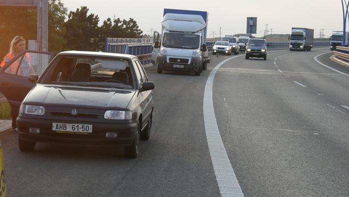 Mladíka na Pražském okruhu vysál z auta bez předního skla vítr