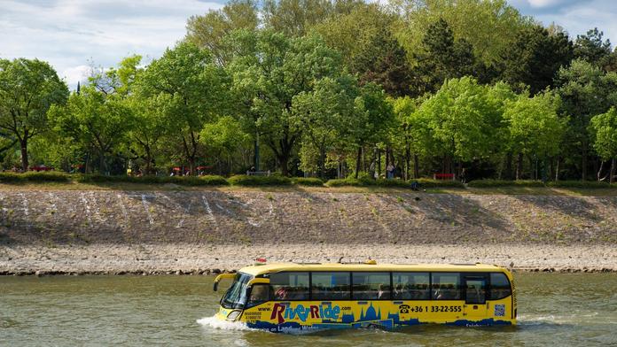 Obojživelný autobus se zasekl v Dunaji! Turisty museli evakuovat