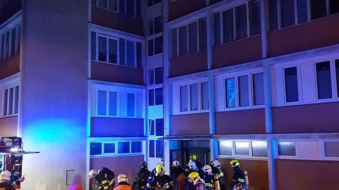 V paneláku v Liberci vybuchl plyn! Jeden zraněný, dům posoudí statik