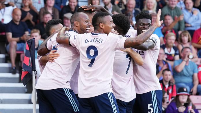Arsenal pokračuje ve strhující jízdě a jde do čela tabulky. Vyhrál i Tottenham