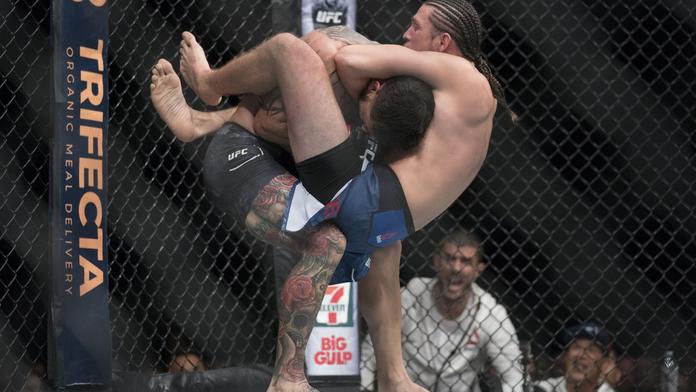 Ortega uškrtil Swansona z unikátní pozice. Je v tom nejlepší v UFC?