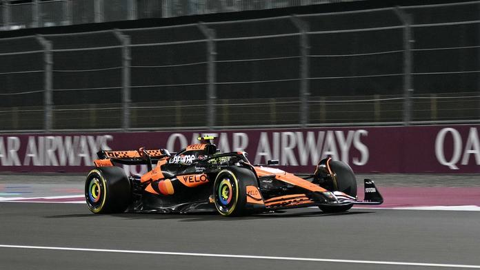 Katarský sprint ovládl Piastri, Norris mu v závěru daroval vítězství
