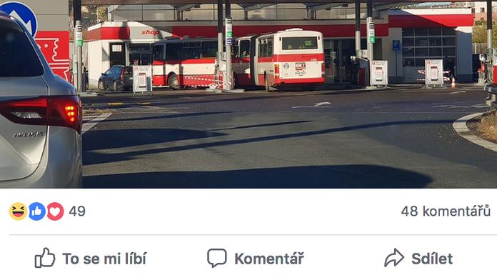 FOTO: Autobus si zkrátil cestu benzínkou. Autor fotky to schytal!