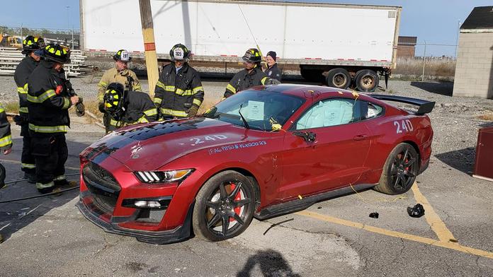Zbláznili se? Hasiči totálně zničili nejvýkonnější Mustang-Shelby GT500