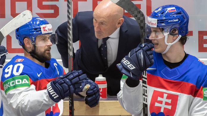 Tomáš Tatar (vlevo) a Juraj Slafkovský na střídačce Slovenska