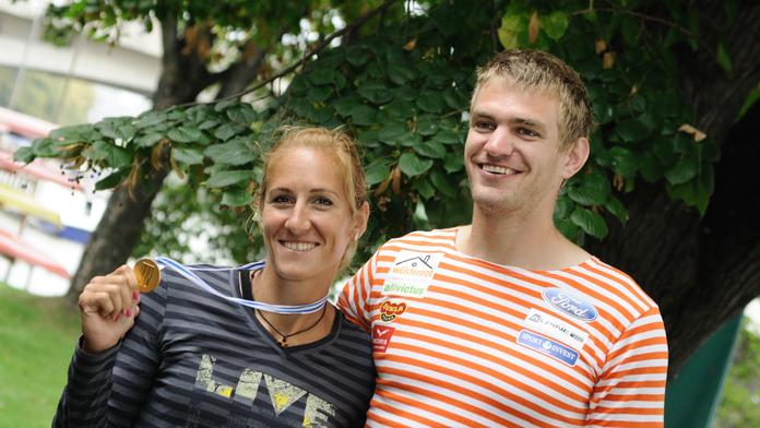Knapková a Synek osllavili zisk medailí při cestě domů