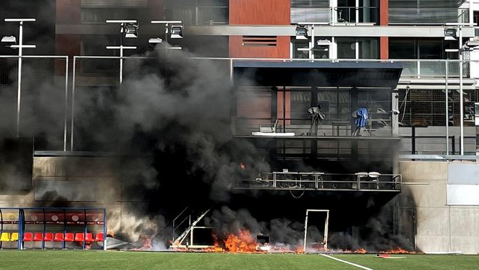 Komplikace Angličanů před kvalifikací. Stadion soupeře vzplál v přímém přenosu