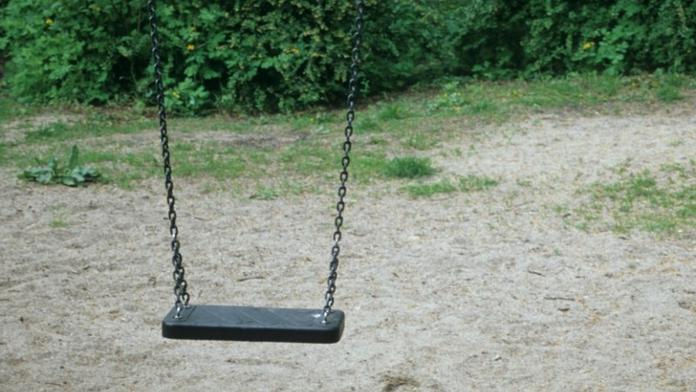 Chlapec vzal mladší sestru na houpačky, matce pak vyhrožoval sebevraždou