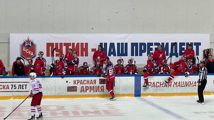 Týmy KHL poslaly během zápasu jasný vzkaz: Putin je náš prezident!