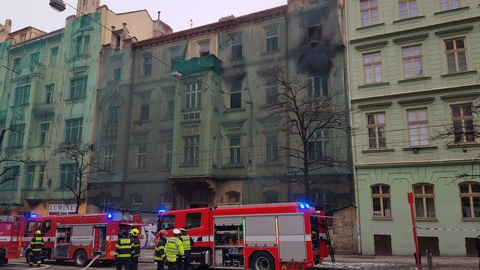 V centru Prahy hořel dům. Zásah hasičů blokoval provoz tramvají