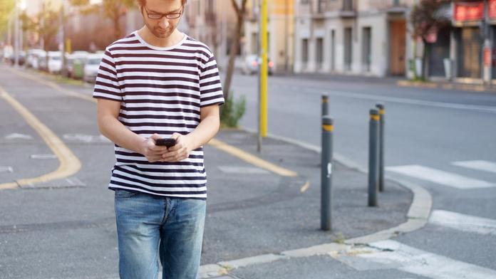 Chodci loni zavinili přes tisíc nehod! Silnice přechází zahledění do mobilů
