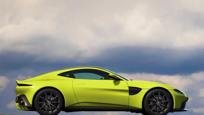 Nový Aston má motor z Mercedesu a zajímavou cenu