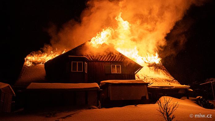 Na Šluknovsku shořela 140 let stará roubenka