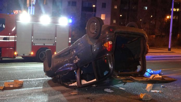 Řidič audi nedal přednost fiatu. Ten skončil na střeše na kolejích