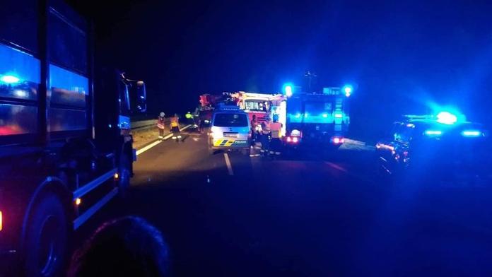 Chodec šel v noci po dálnici, auto ho srazilo a další přejelo