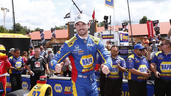Strhující závod IndyCar: 114 předjetí na trati a triumf Rossiho