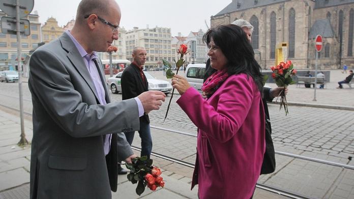 Šéf ČSSD Sobotka jako VIP. Jeho řidič zneužívá kartičku senátora pro parkování